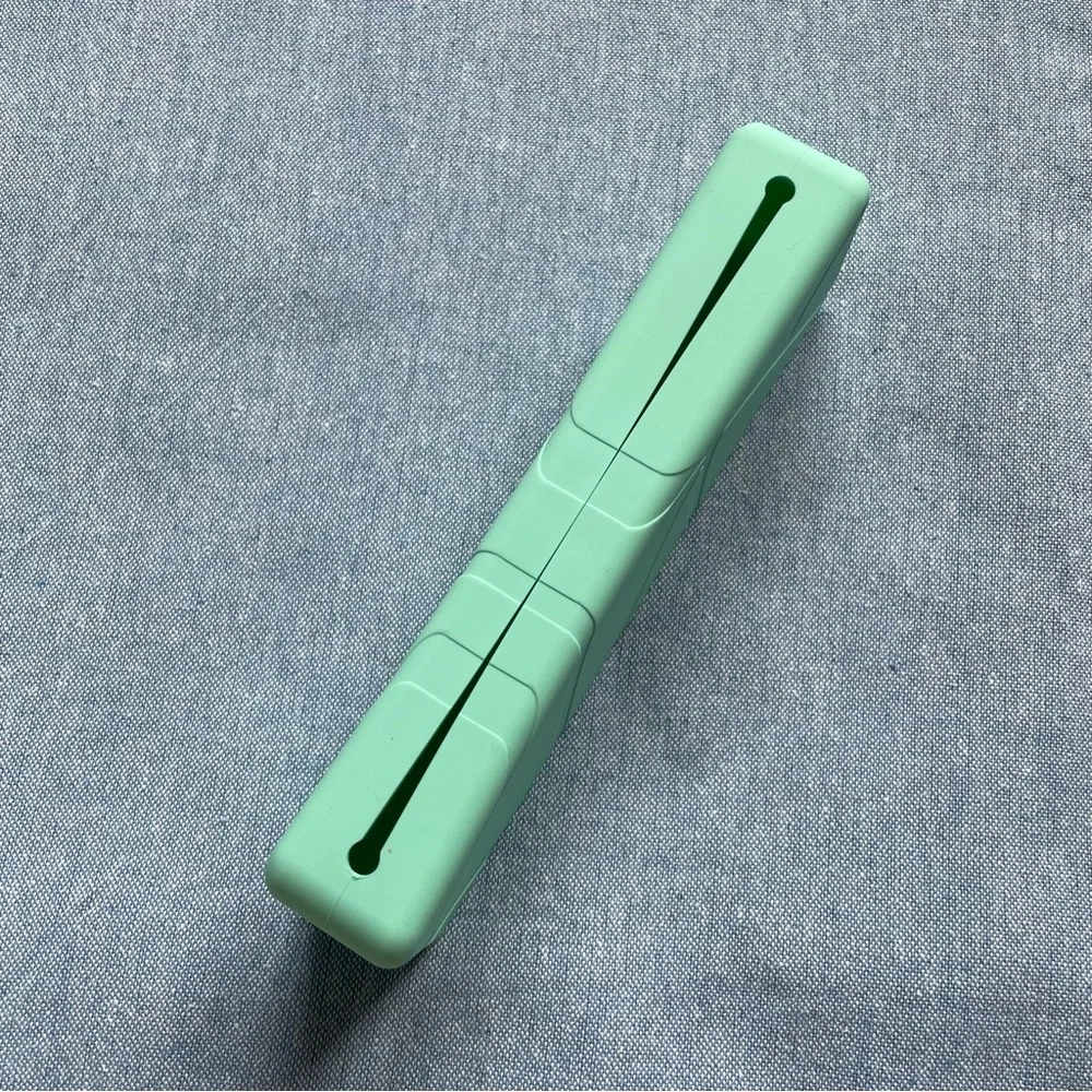 Makeup Brush Holder with Magnetic Closure